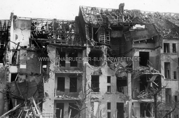 Häuser an der Iburger Straße nach dem schweren Luftangriff vom 6.10.1942. Welche Gebäude hier genau zu sehen sind, ist leider noch unklar. Rückseitiger Text: "1. Luftangriff auf Osnabrück am 6.10.42. / 2. Minen= und Sprengbombe. / 3. Getroffen wurden die Häuser Iburgerstr. von 5 - 67, von 44 - 124 und von 77 - 123. / 4. Davon wurden 15 Häuser zerstört, 18 schwer und der Rest leicht beschädigt. / 5. Aufnahme zeigt einen Teil der Zerstörungen." Häuser an der Iburger Straße nach Luftangriff vom 6.10.1942