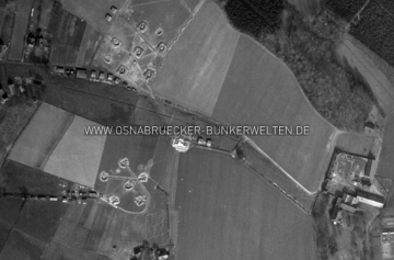 Ausschnitt einer US-Luftaufnahme vom Bereich der schweren Flak-Stellung Malbergen im Jahr 1945. Oben links ist die heute noch in Teilen erhaltene Stellung, unten eine zweite, unausgebaute Erdstellung zu sehen. Am rechten unteren Bildrand ist das Rittergut Osthoff zu erkennen. Luftaufnahme Flak-Stellung Malbergen 1945
