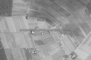 Ausschnitt einer Luftaufnahme der USAAF vom 12.10.1944. Halbrechts mittig ist die Flak-Stellung Heger Holz zu sehen. Seit 2018 befindet sich hier ein Parkplatz des Klinikums. Luftaufnahme Osnabrück 12.10.1944