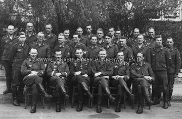 Gruppenfoto einer Flak-Abteilung in Osnabrück. Weitere Hintergründe zu diesem Foto liegen nicht vor. Luftwaffe Gruppenfoto Osnabrück