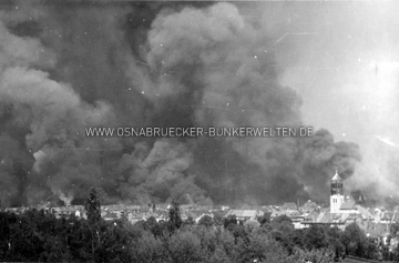 Rachschwaden über der Stadt nach dem schweren Luftangriff vom 13. September 1944 auf Osnabrück. Luftangriff 13. September 1944 auf Osnabrück